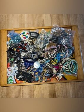 2,19 Kilo of Beads and Broken Jewelry for Crafting